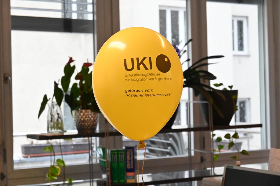 Ein gelber Heliumballon mit der Aufschrift UKI - gefördert vom: Sozialministeriumsservice