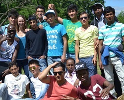 Ein Gruppenfoto von einer Abschlussklasse in einem Park